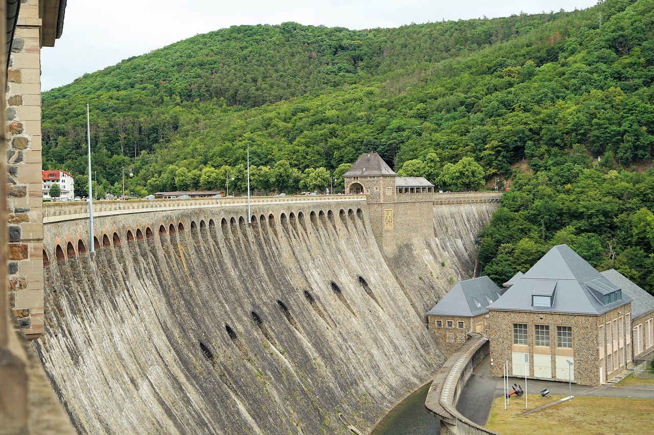 découvrez l'hydroélectricité, une source d'énergie renouvelable durable et respectueuse de l'environnement. apprenez comment cette technologie utilise la puissance de l'eau pour générer de l'électricité, réduisant ainsi notre dépendance aux combustibles fossiles et contribuant à la lutte contre le changement climatique.