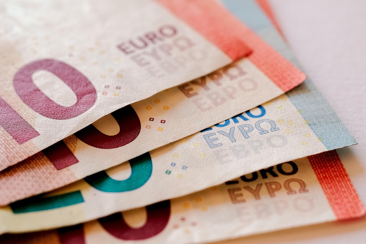 découvrez la banque européenne d'investissement, la principale institution financière de l'union européenne dédiée au financement de projets favorisant la croissance, l'innovation et le développement durable à travers l'europe.