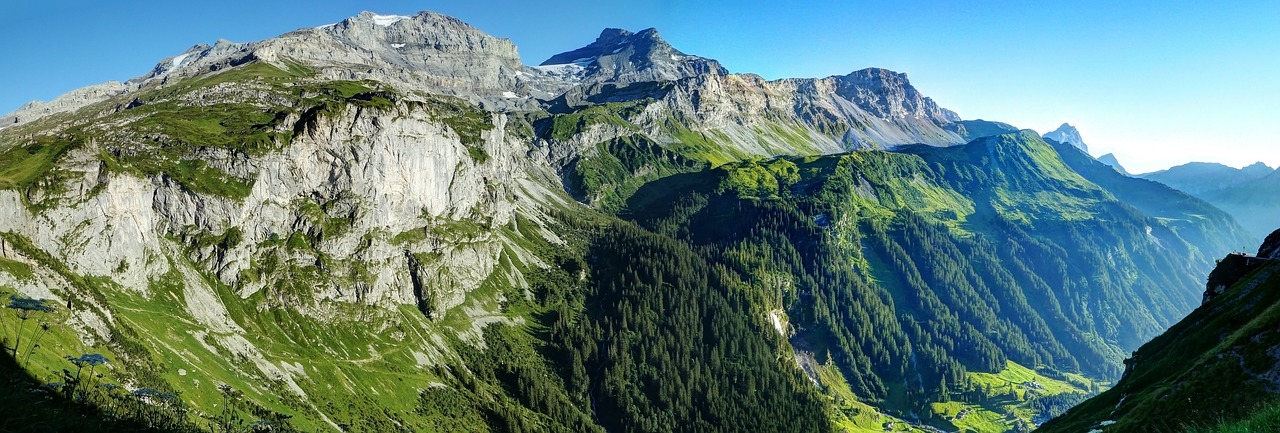 découvrez les alpes, une chaîne de montagnes spectaculaire offrant des paysages à couper le souffle, des activités de plein air variées et une richesse culturelle unique.