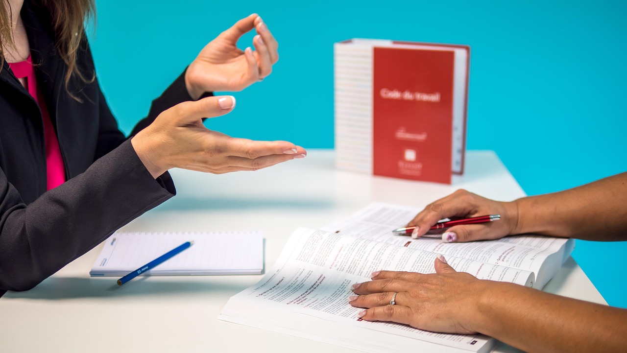 découvrez les principes fondamentaux du droit du travail, vos droits en tant que salarié ou employeur, et les dernières actualités législatives pour mieux comprendre et appliquer la loi.