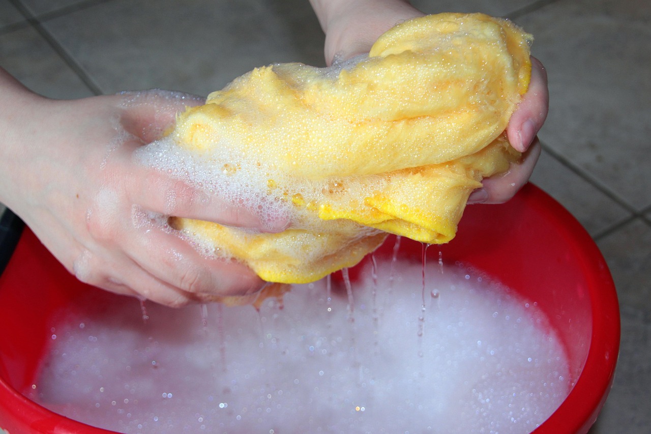 Bicarbonate et vinaigre blanc : usages pratiques au quotidien pour un entretien écologique