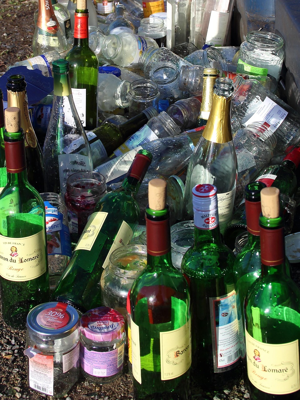 Pourquoi j’ai cessé de jeter mes bouteilles en verre dans le bac de tri après avoir découvert la vérité sur leur recyclage